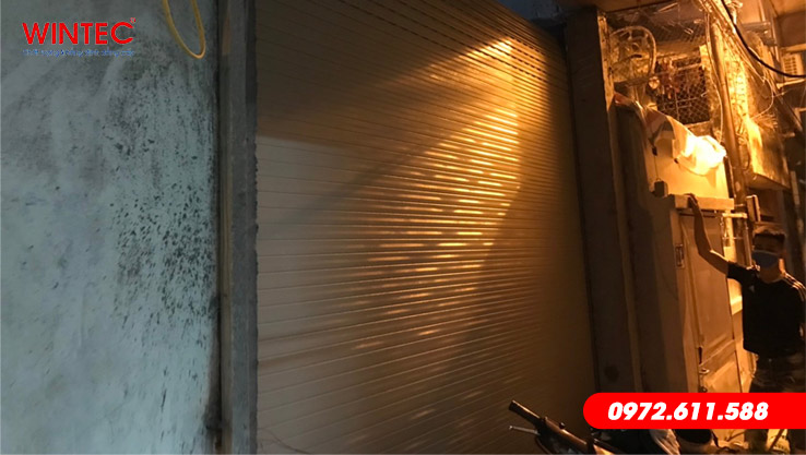 Cửa cuốn tại chùa Hà, Cầu Giấy, Hà Nội
